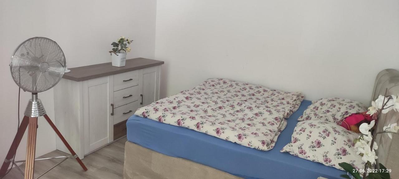 Apartman Karlovy Vary Leilighet Eksteriør bilde